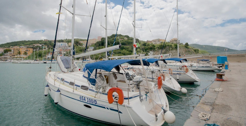 Barca ancorata al porto di Agropoli per l'esperienza boat&breakfast