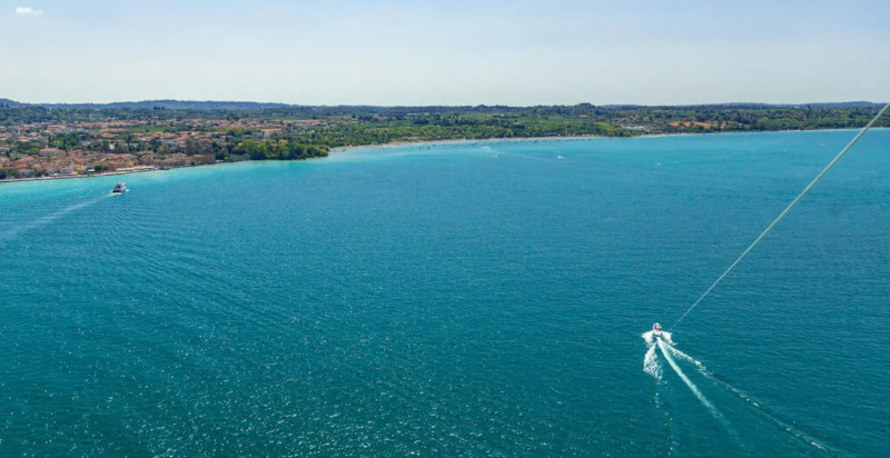 Vista aerea del Lago di Garda durante un'esperienza di parasailing