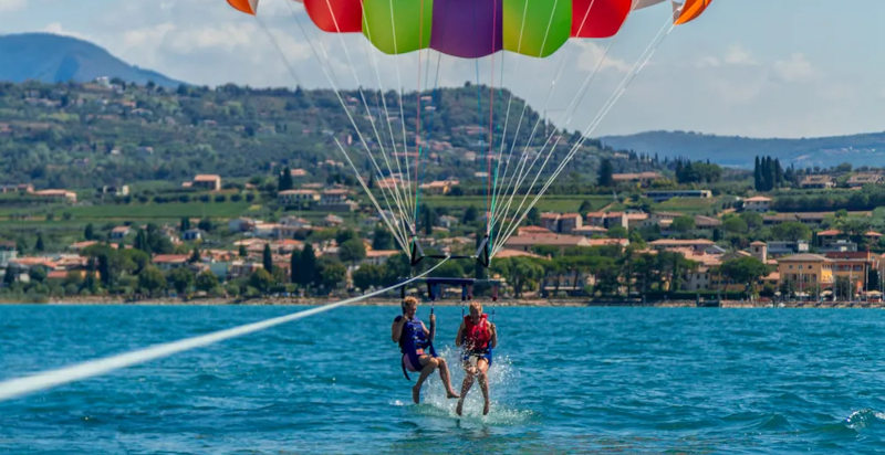Volo in parasailing sul Lago di Garda: emozione e panorami unici