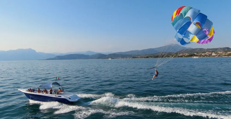 Sole e vento: parasailing sul Lago di Garda per una vista spettacolare