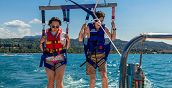 Atterraggio di una coppia dopo l'esperienza di parasailing sul lago di Garda