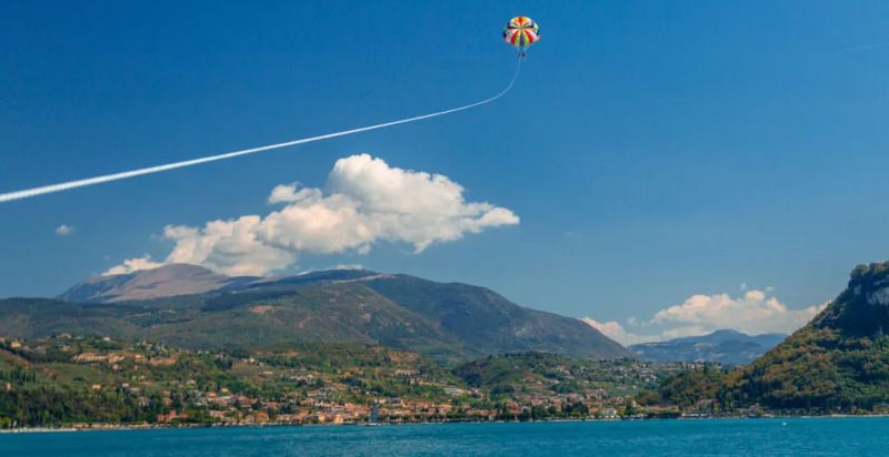 Panorama mozzafiato del Lago di Garda durante il parasailing