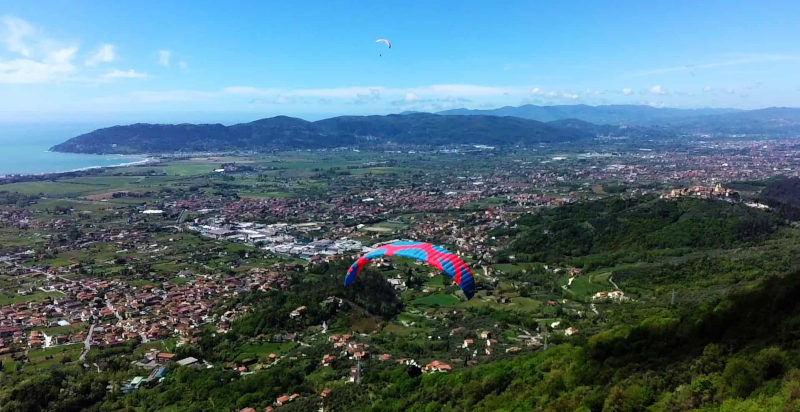 Volo in parapendio sopra il Parco delle Alpi Apuane con vista sulla Versilia